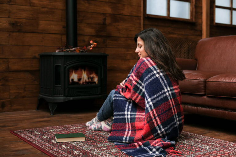 mujer y chimenea DecorAceitosa